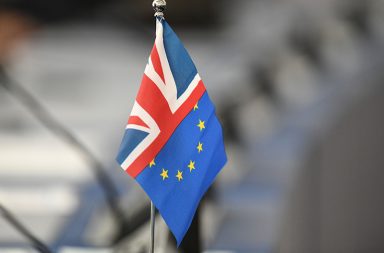 Hartowane Brexit nadzieje przeciągnij europejskie zapasy na czerwono